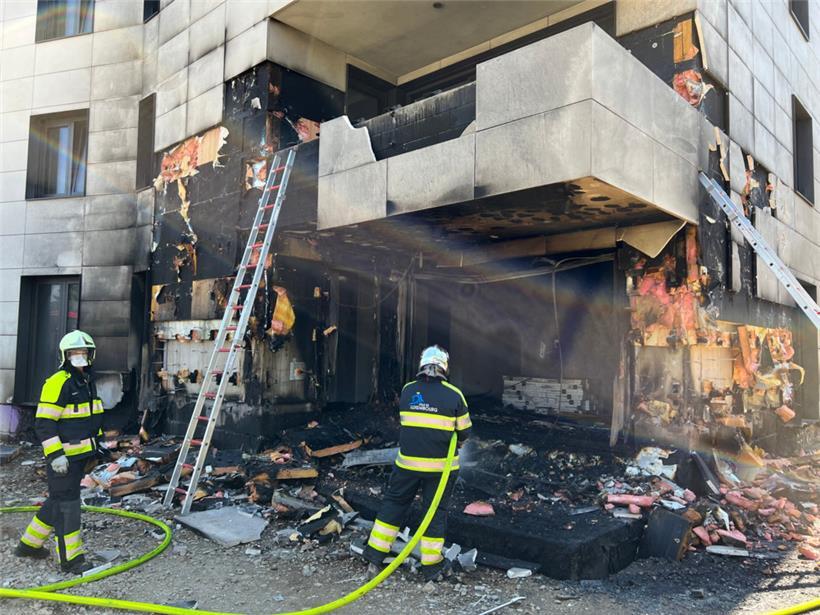 Fassade fängt Feuer: CGDIS hat Situation schnell im Griff 