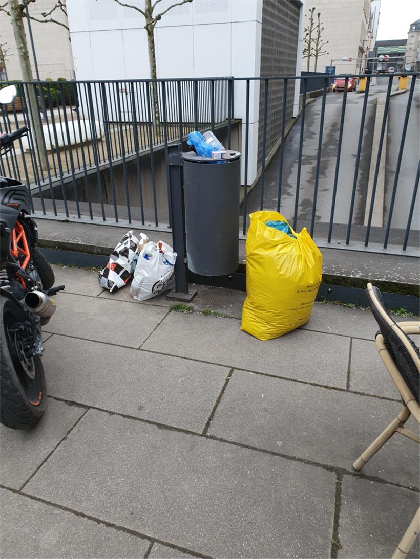 „Das macht mich kolossal wütend“: Bewohner stopfen öffentliche Mülltonnen mit Hausmüll voll 