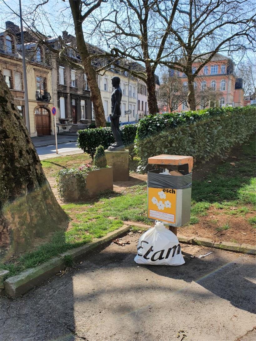 „Das macht mich kolossal wütend“: Bewohner stopfen öffentliche Mülltonnen mit Hausmüll voll 