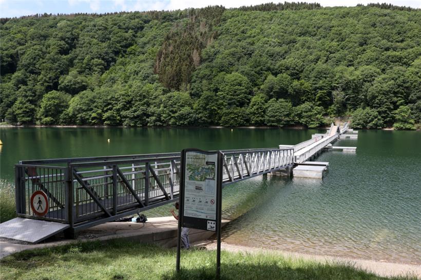 Zerstörte Schwimmbrücke ist am Montagnachmittag wieder begehbar 