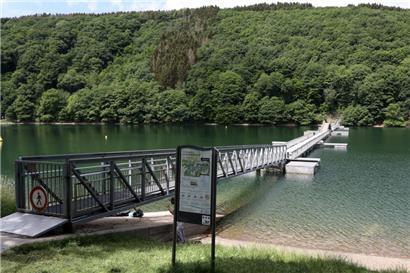 Zerstörte Schwimmbrücke ist am Montagnachmittag wieder begehbar
