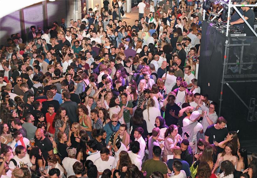 Feuerwerk, volle Straßen und Festlichkeiten: der Vorabend des Nationalfeiertags in Bildern 