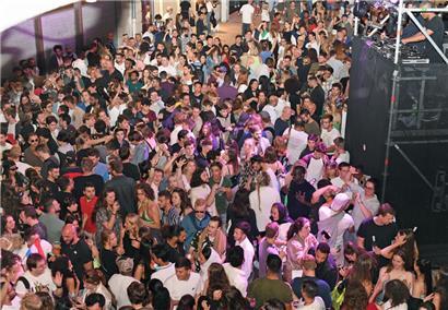 Feuerwerk, volle Straßen und Festlichkeiten: der Vorabend des Nationalfeiertags in Bildern