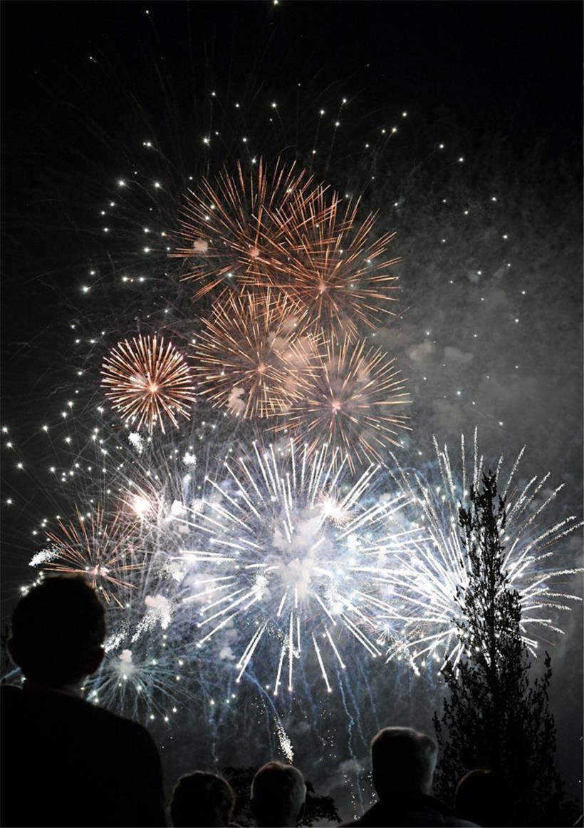 Feuerwerk, volle Straßen und Festlichkeiten: der Vorabend des Nationalfeiertags in Bildern 