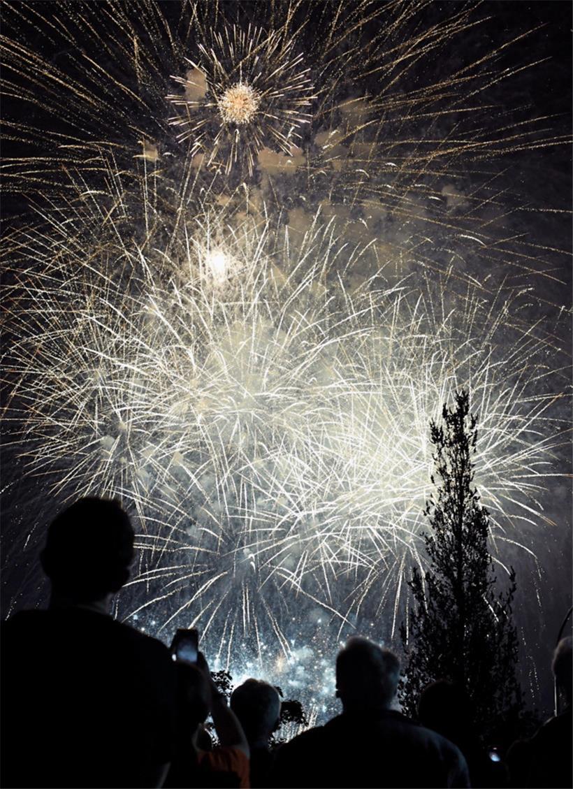 Feuerwerk, volle Straßen und Festlichkeiten: der Vorabend des Nationalfeiertags in Bildern 