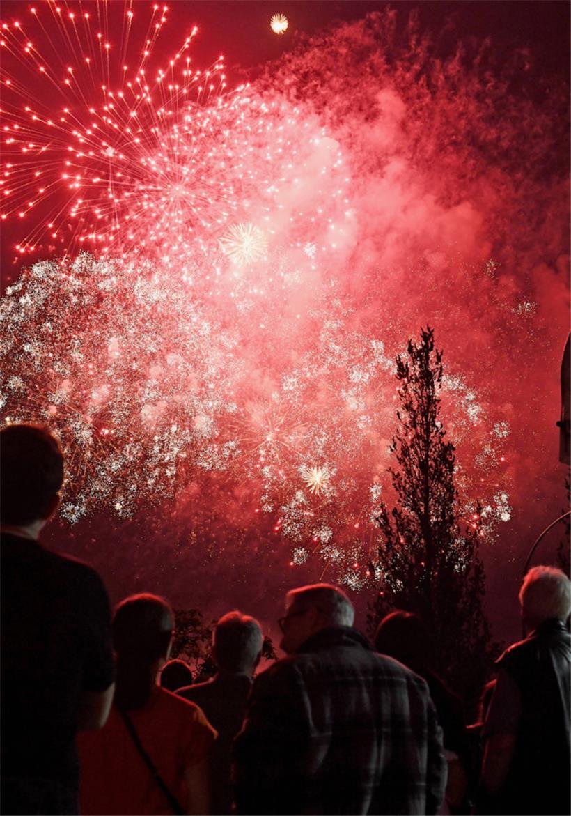 Feuerwerk, volle Straßen und Festlichkeiten: der Vorabend des Nationalfeiertags in Bildern 
