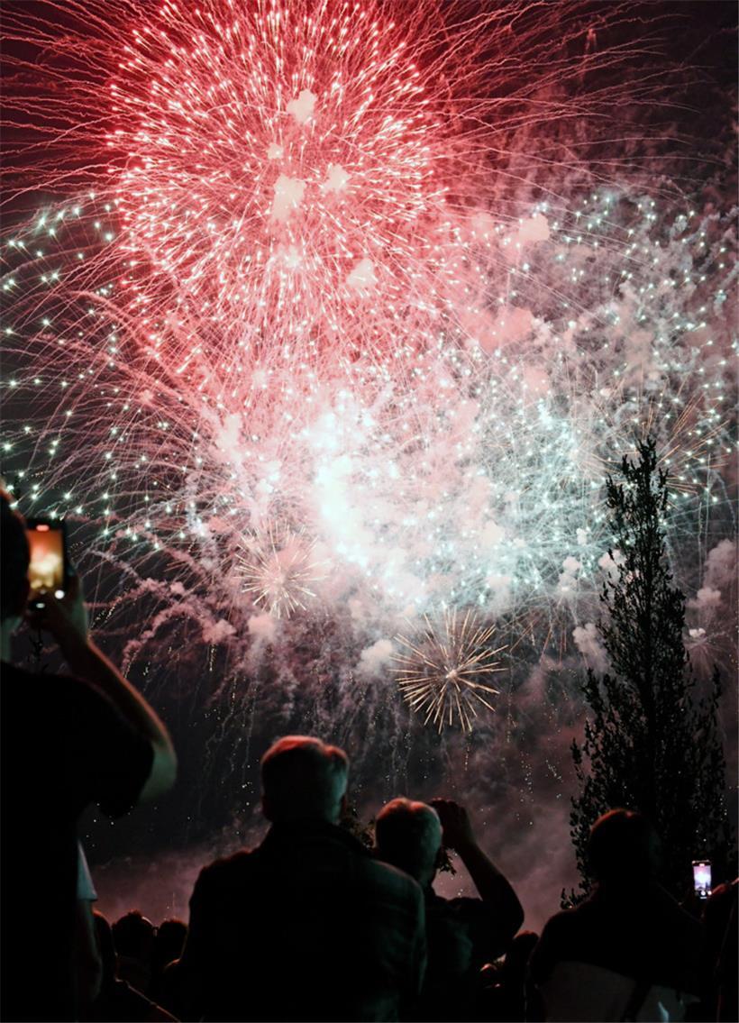 Feuerwerk, volle Straßen und Festlichkeiten: der Vorabend des Nationalfeiertags in Bildern 