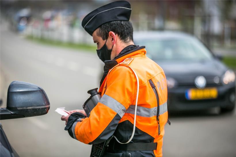 Schlangenlinien und Alkohol: Polizei zieht zwei Autofahrer aus dem Verkehr 