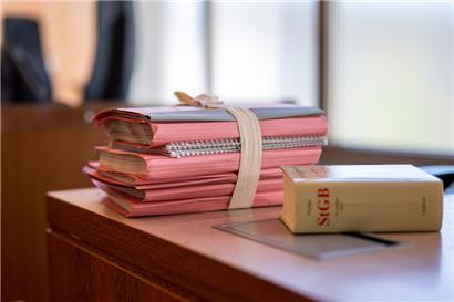 Liebestoller Pfleger bestiehlt Kollegin und hat dabei einen seltsamen Plan