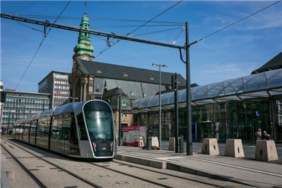 Rund ein Dutzend Menschen prügeln sich im Luxemburger Bahnhofsviertel – Polizei schreitet ein
