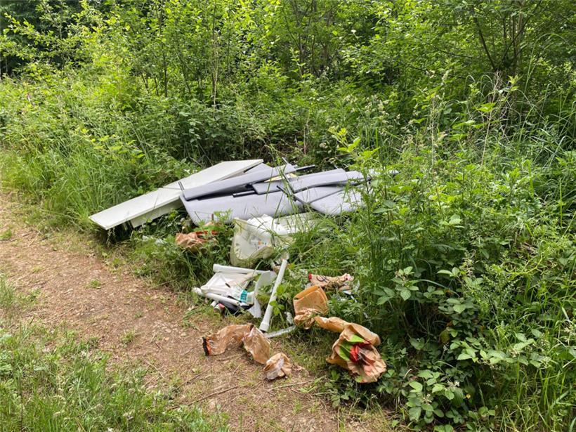 Zeugenaufruf nach illegaler Müllablagerung in der Natur 