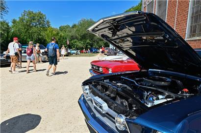 Zwischen Dampflokomotiven und Oldtimern – unterwegs auf dem „Journée vieille carrosserie“