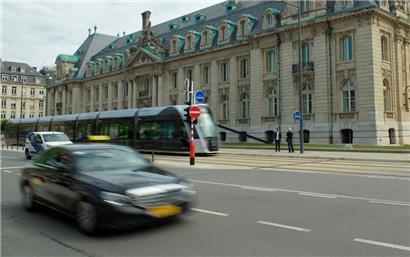 Fußgängerin auf dem Kirchberg von Tram angefahren