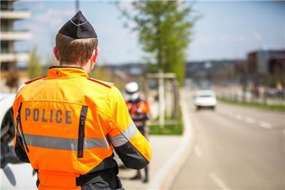 Frontal mit Laster kollidiert: Biker wird bei Unfall schwer verletzt