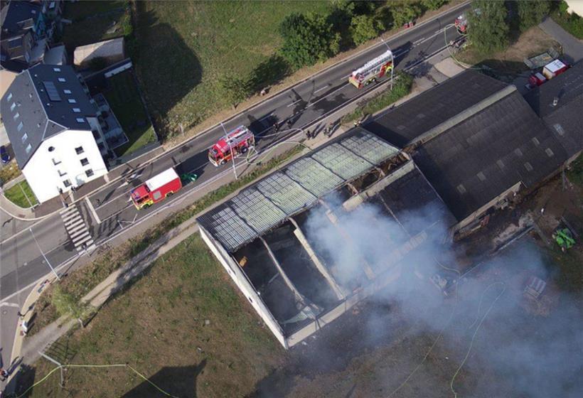 70 Feuerwehrleute löschen brennende Scheune – und verhindern Übergreifen der Flammen 