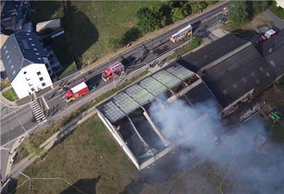70 Feuerwehrleute löschen brennende Scheune – und verhindern Übergreifen der Flammen