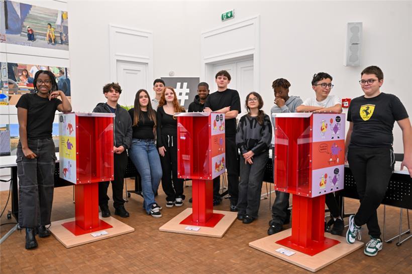Schüler des Lycée Nic-Biever gestalten neue Infoboxen zum Thema Respekt 