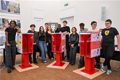 Schüler des Lycée Nic-Biever gestalten neue Infoboxen zum Thema Respekt
