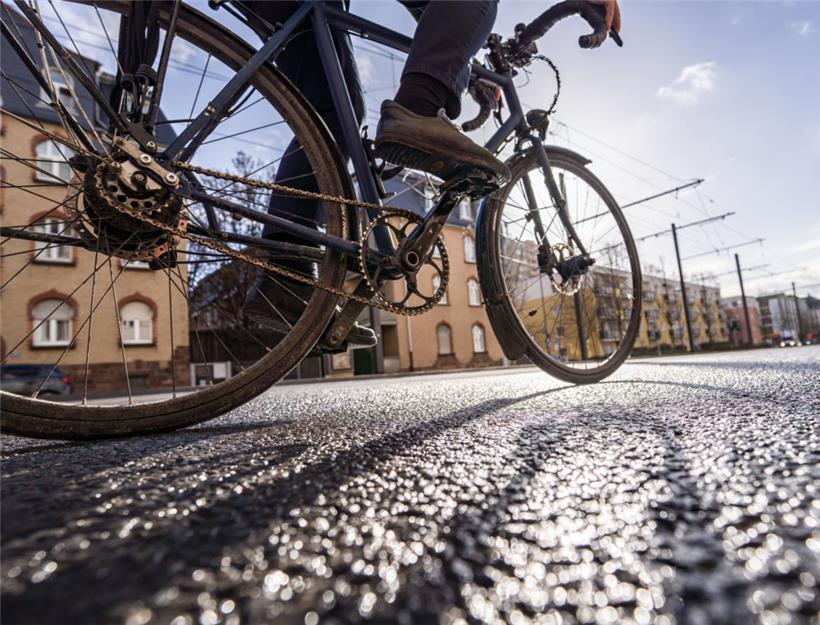 Radfahrer stürzt bei Überholmanöver durch Traktor – Rettungshubschrauber im Einsatz 