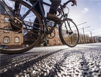 Radfahrer stürzt bei Überholmanöver durch Traktor – Rettungshubschrauber im Einsatz