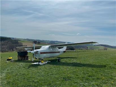 Polizei: Sportflugzeug muss auf Acker bei Boulaide notlanden