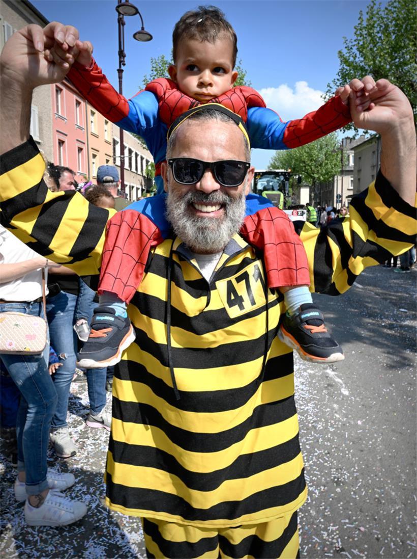 Die Narren sind los: Kavalkade lockt tausende Besucher nach Diekirch 