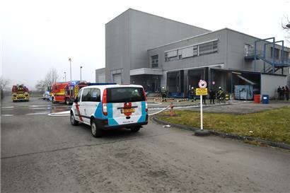 Papiercontainer vor Editpress-Druckerei fängt Feuer