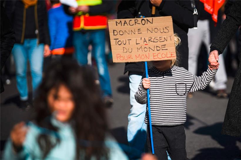 Enseignants, pouvoir d’achat, épargne: Macron cherche l’apaisement … quoi qu’il en coûte 