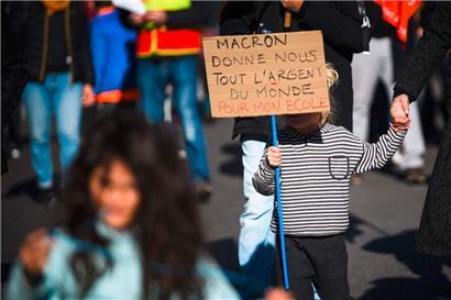 Enseignants, pouvoir d’achat, épargne: Macron cherche l’apaisement … quoi qu’il en coûte