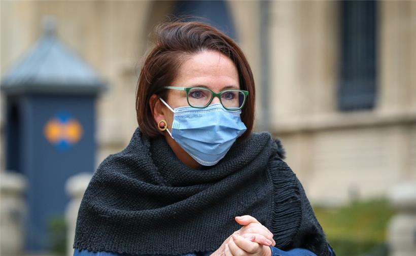 Finanzministerin Yuriko Backes hat sich mit Corona infiziert, arbeitet aber weiter 