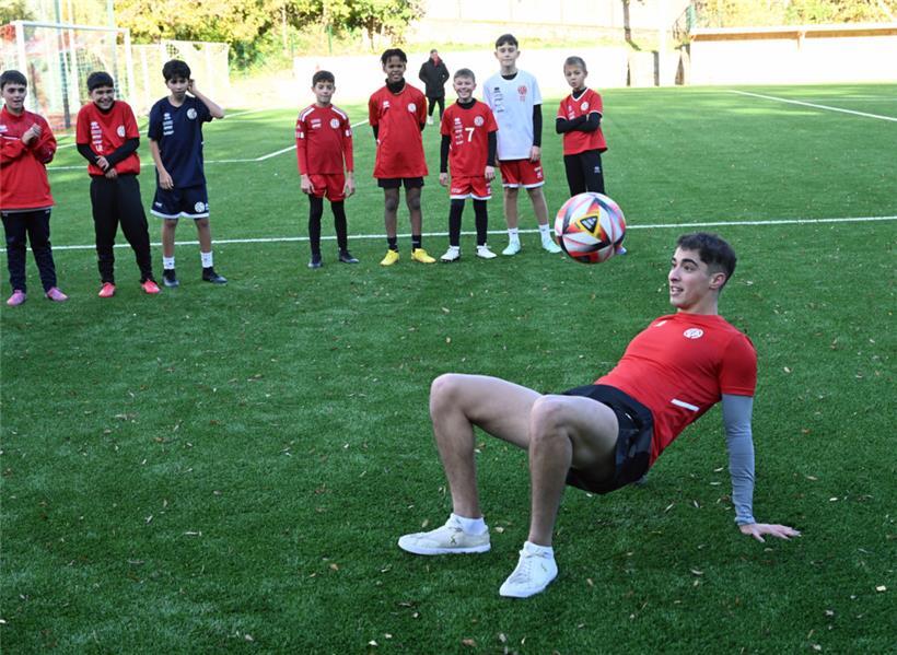 Stadt weiht neuen Kunstrasen im „Stade Emile Mayrisch“ ein 
