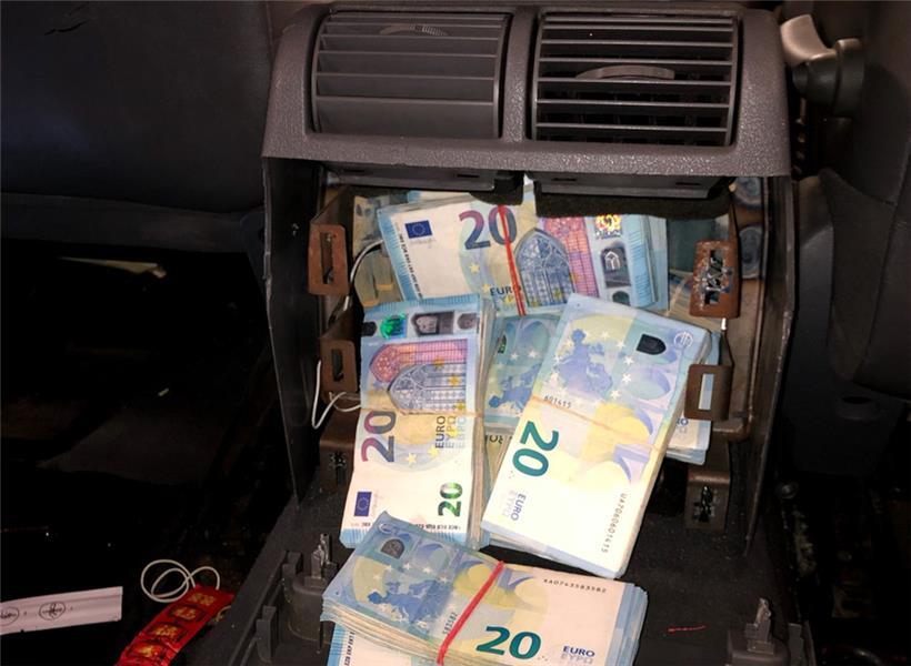 Kontrolle zwischen Metz und Luxemburg: Chinese baut Auto um, um 850.000 Euro zu verstecken 