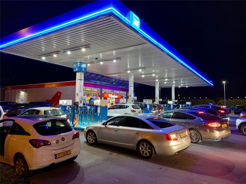 Achterbahnfahrt an der Zapfsäule: Diesel wird 41 Cent billiger, Preissturz beim Heizöl 