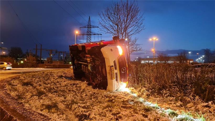 Krankenwagen kippt auf glatter Fahrbahn um 