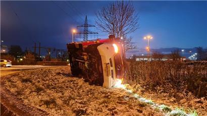 Krankenwagen kippt auf glatter Fahrbahn um