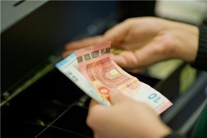 Mutmaßlicher Kassendieb leistet bei Festnahme Widerstand und verletzt zwei Polizisten