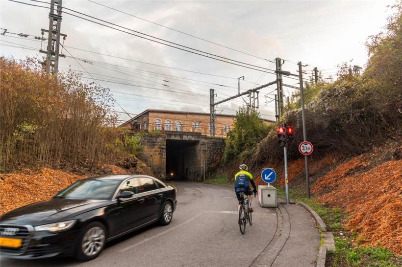 Nach Brückenvorfall am Dienstag: Lieferwagen soll Unfall verursacht haben 