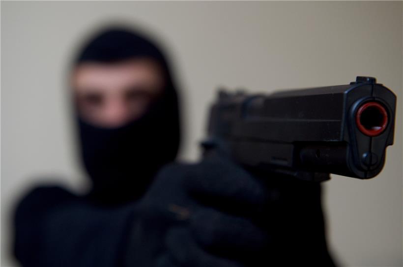 Kassiererin mit Schusswaffe bedroht: Mann raubt Tankstelle in Petingen aus 