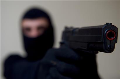 Kassiererin mit Schusswaffe bedroht: Mann raubt Tankstelle in Petingen aus