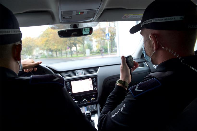 Polizei erwischt junge Autofahrer bei Drift-Manöver im Schnee 