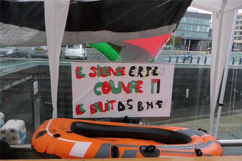 Demonstranten fordern Sanktionen und protestieren gegen „Israel Bonds“ bei EU-Außenminister-Treffen 