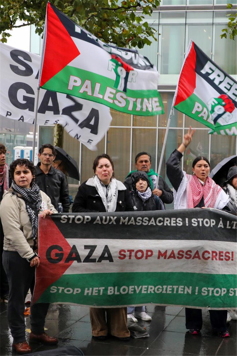 Demonstranten fordern Sanktionen und protestieren gegen „Israel Bonds“ bei EU-Außenminister-Treffen 