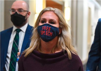 Strafe für die Trump-treue Verschwörungstheoretikerin