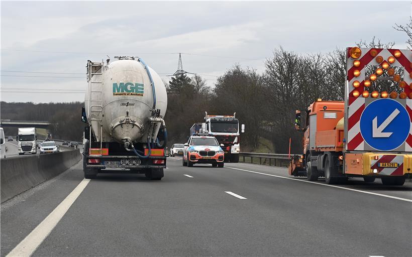 Defektes Fahrzeug auf der A3 in entgegengesetzte Richtung abtransportiert 