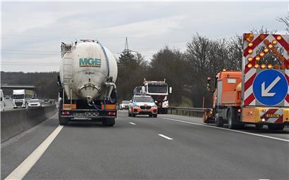 Defektes Fahrzeug auf der A3 in entgegengesetzte Richtung abtransportiert