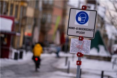 In der Bayreuther Innenstadt steht ein Schild mit der Aufschrift „Mund-& Nasenschutz Pflicht“
