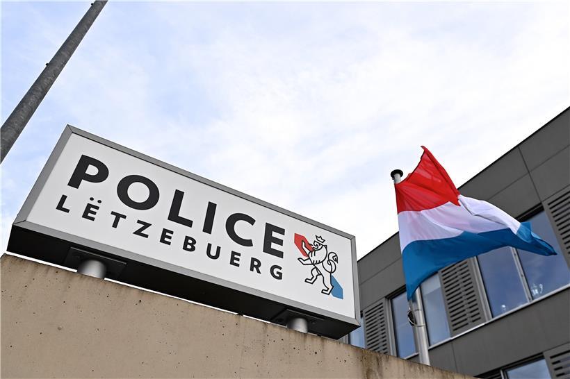Elektroroller-Fahrer stößt Polizisten an – Marihuana-Tütchen landen auf Gehweg 