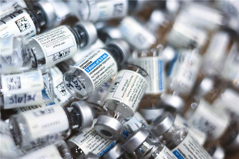 Gebrauchte Fläschchen des Impfstoffs Johnson & Johnson
