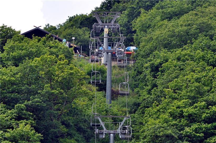 Vianden: Arbeiter fällt samt Liftsessel auf Terrasse eines Hauses und verletzt sich 