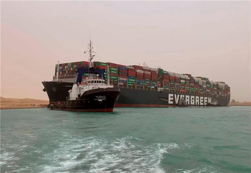 Containerschiff läuft in Suezkanal auf Grund – Fahrwasser in beide Richtungen blockiert 